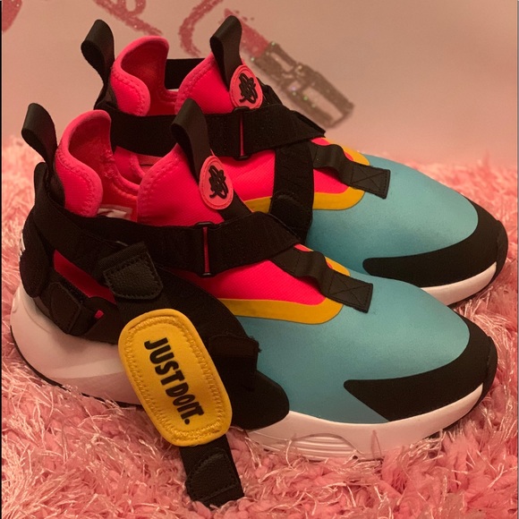 Nike Shoes - Nike Air Huarache City Low 9.5